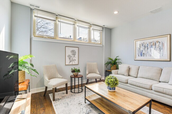 Building Photo - 2113 W Armitage Ave