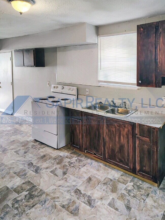 Building Photo - 774 Lilly Ave