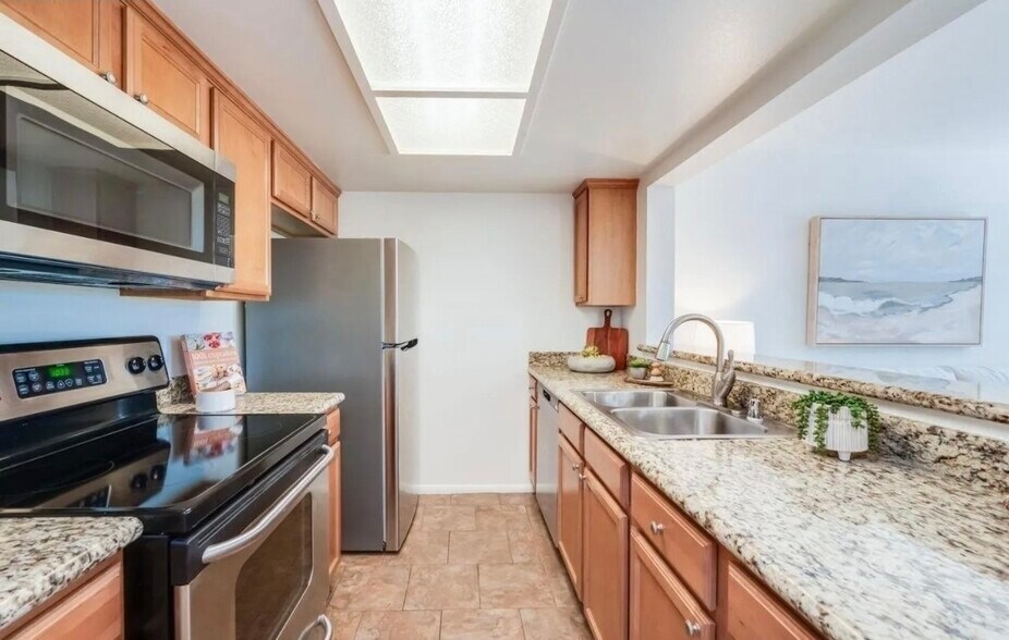 Building Photo - 15016 Avenida Venusto