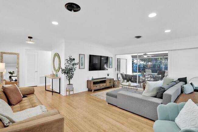 Building Photo - 798 E Boca Raton Rd