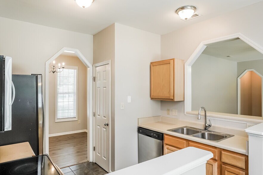 Building Photo - 8015 Marsh Hollow Dr