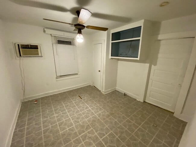 Building Photo - 2 bedrooms 1 bath - Large Yard