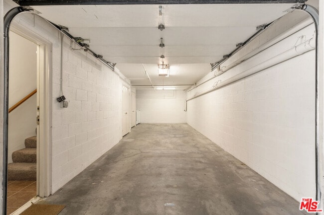 Building Photo - 13030 Moorpark St