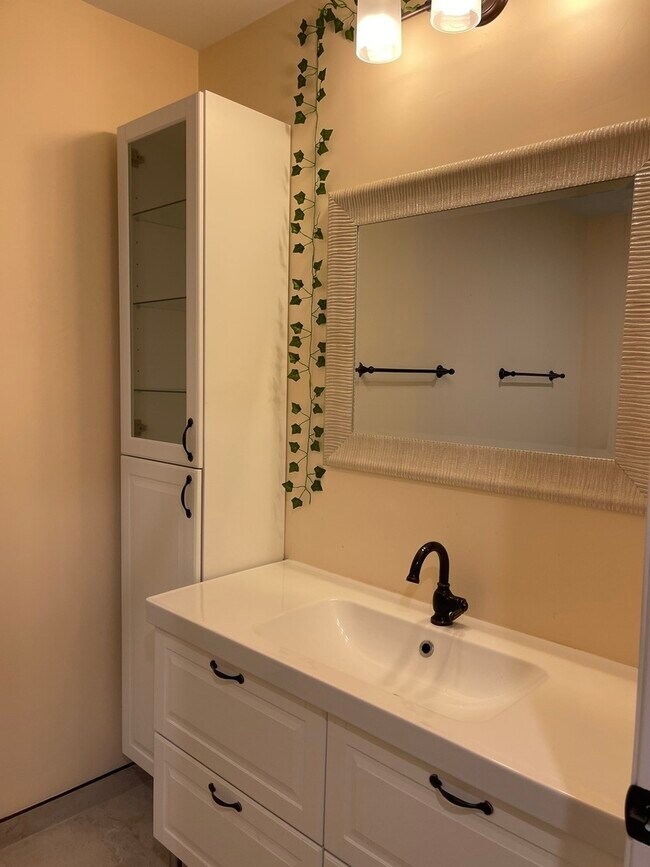 Building Photo - 1925 E Waverly Ln