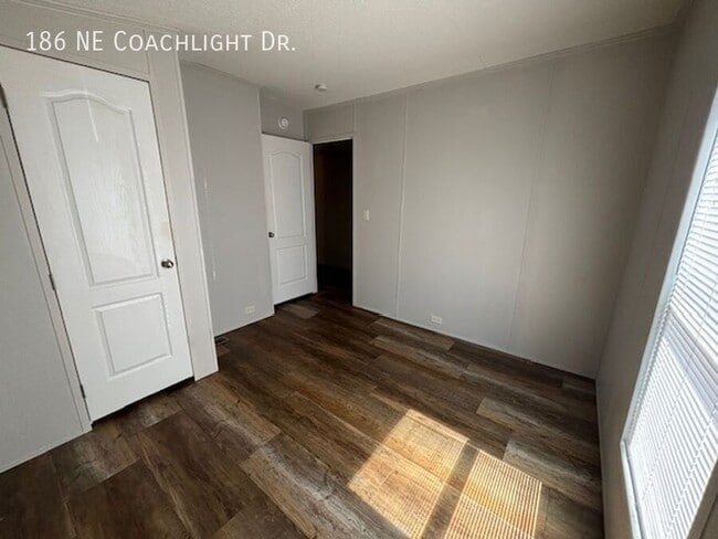 Building Photo - 186 Coachlight Dr