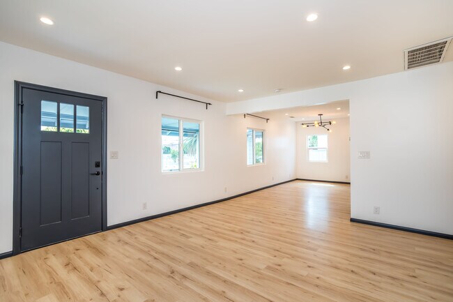 Livingroom - 1711 S Ridgeley Dr