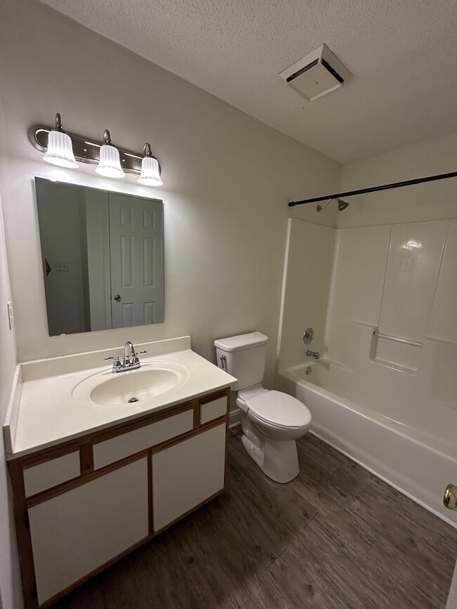 Building Photo - 104 Breezewood Dr