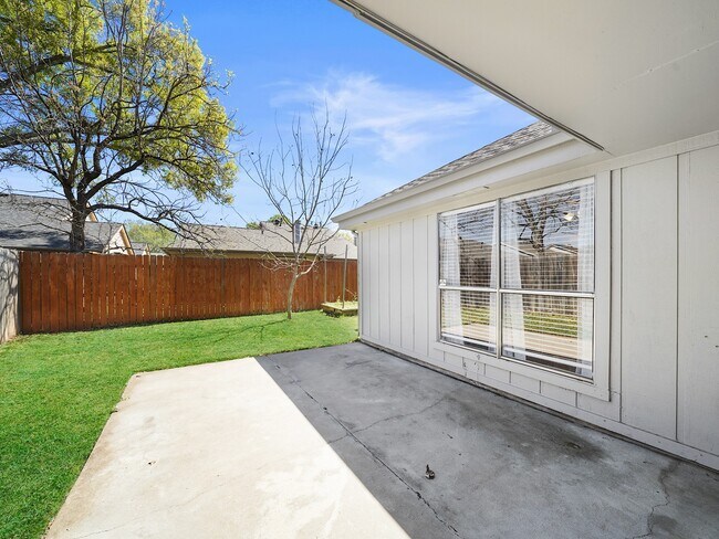 Building Photo - 2239 Highland Hills Dr