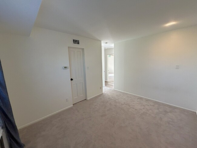 Building Photo - "Discover Your Dream Home: Spacious 3-Bed,...