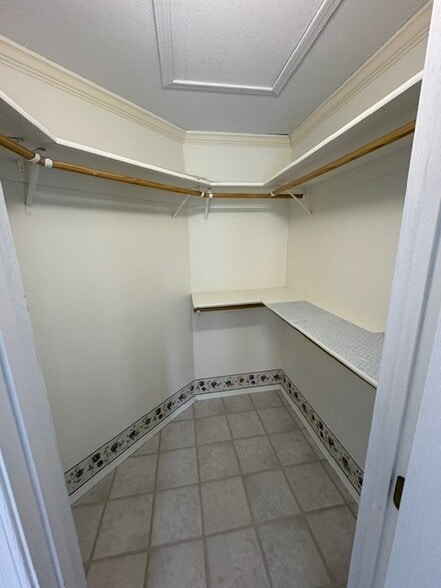 Building Photo - 2076 Oakcrest Cir