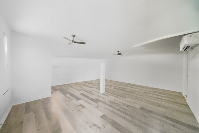 Building Photo - 2111 Beall St