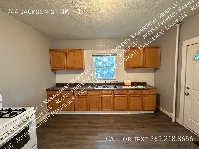 Building Photo - 744 Jackson St NW