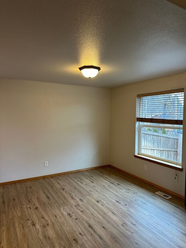 Building Photo - Lovely SE Single Story 3 Bedroom Home with Office!