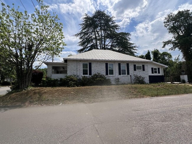 Building Photo - 214 W Buena Vista Ave