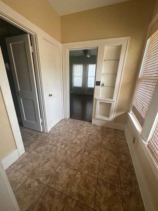 Building Photo - Gorgeous 4 Bedroom Home in South Highland