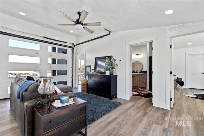 Building Photo - 384 London St