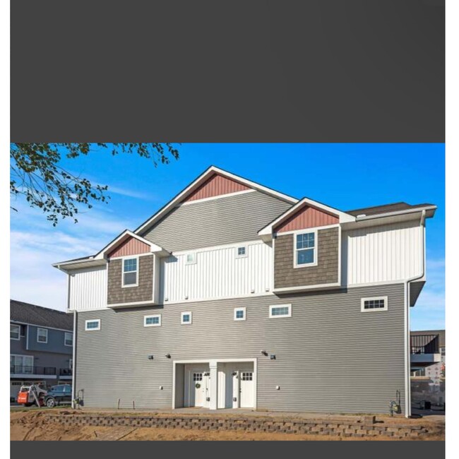 Building Photo - 3 Bed | 3 Bath Townhome - Blaine