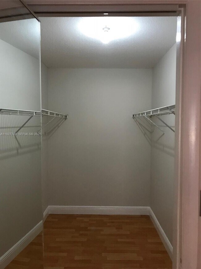 Building Photo - 10431 N Kendall Dr