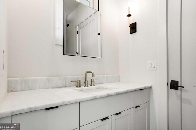 Building Photo - 160 4th St