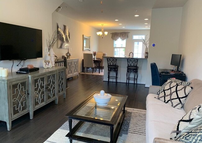 Building Photo - Captivating 3 BR/3 BA Townhome in Glen Bur...