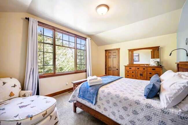 Building Photo - 738 Skyline Dr