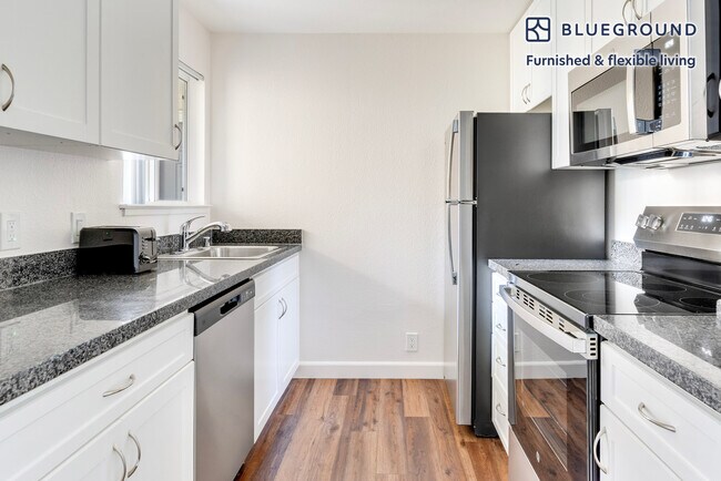 Building Photo - 900 Pepper Tree Ln