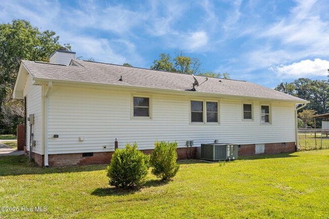 Building Photo - 2503 Country Club Rd