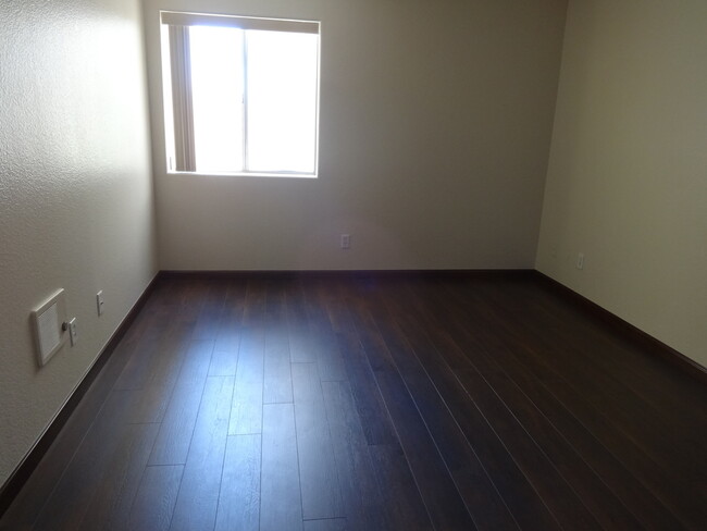 Building Photo - Centrally Located 2nd floor Upgraded Condo