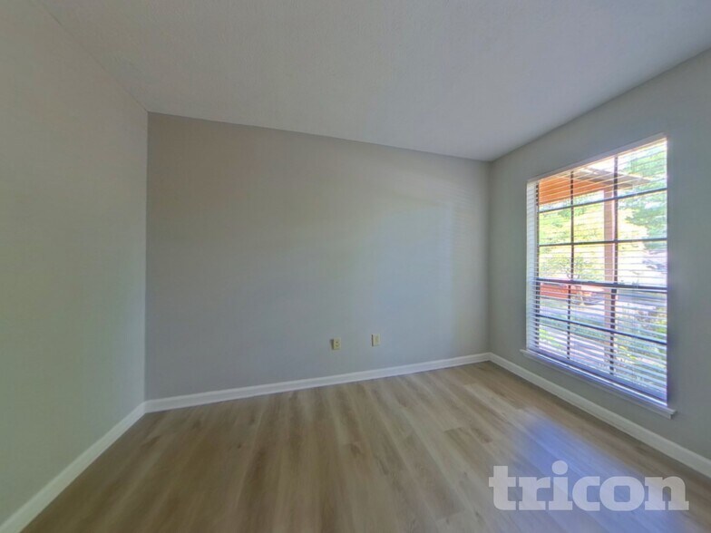 Building Photo - 9980 Lake Forest Way