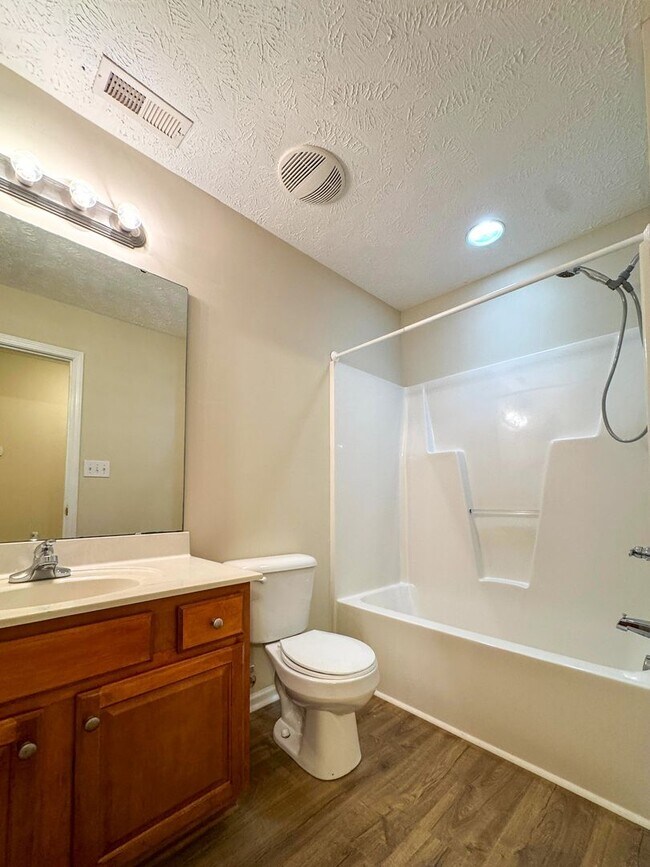 Building Photo - 3 Bed 2.5 Bath Townhome with New Flooring and Paint