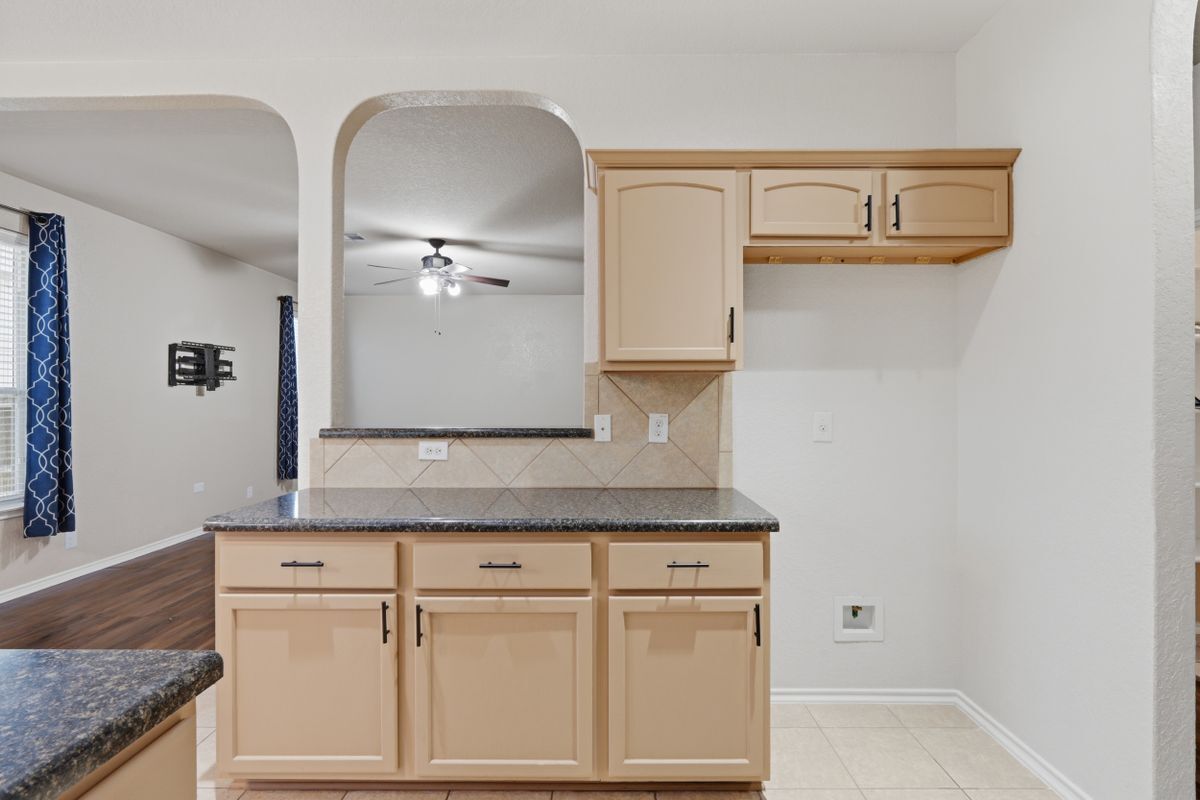 Building Photo - 810 Campion Red