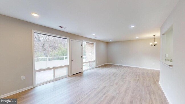 Building Photo - 564 Wilson Bridge Dr