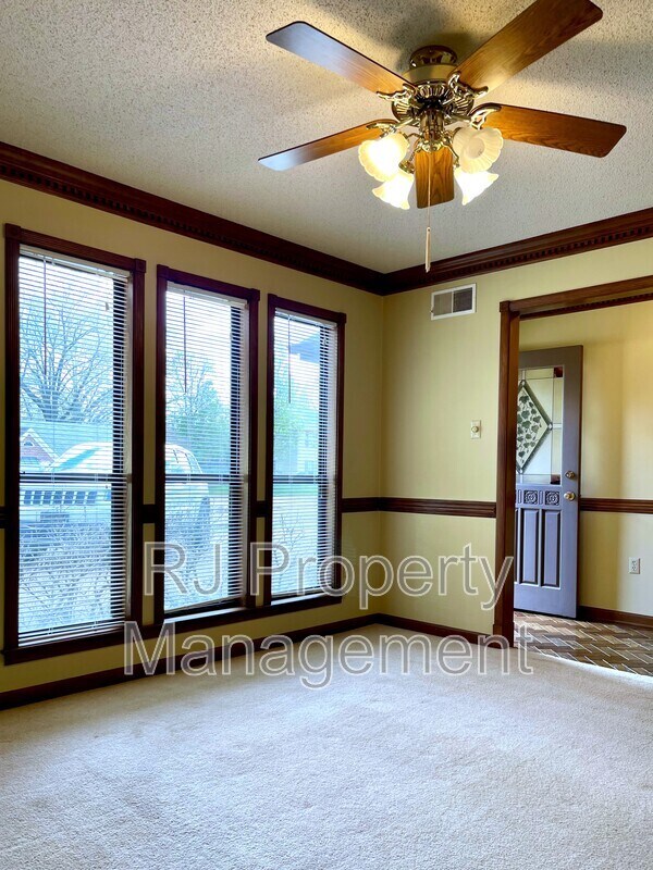 Building Photo - 421 Griffon Dr