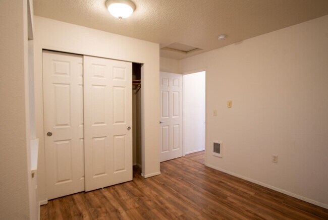 Building Photo - Top Floor 1Bdr w/Modern Appliances + Washe...