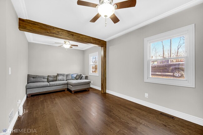 Building Photo - 6N926 Irving Ave
