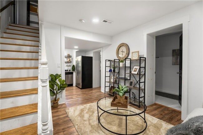 Building Photo - 2802 Palm Dr