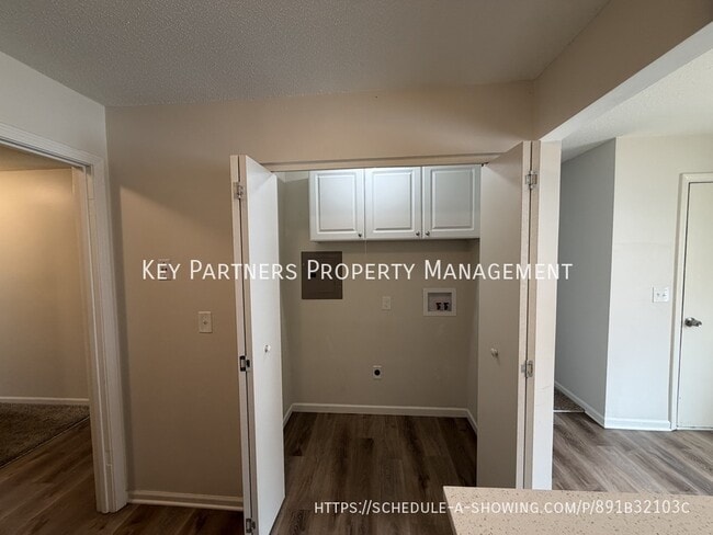 Building Photo - 8833 Glenwood Ct