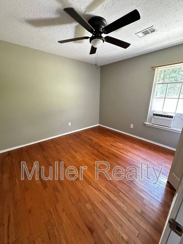 Building Photo - 621 Latham Ave