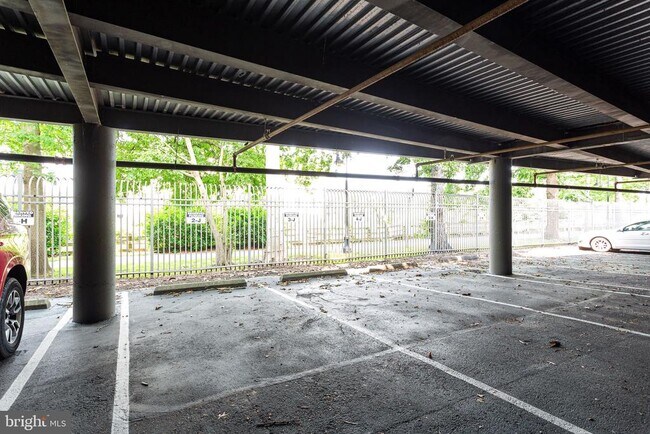 Building Photo - 2 Leverington Ave