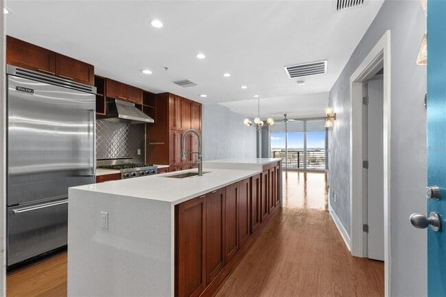 Building Photo - 1120 E Kennedy Blvd