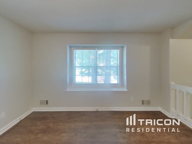 Building Photo - 1025 Brenton Dr NW