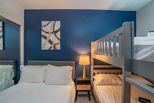 Building Photo - 1275 E University Dr