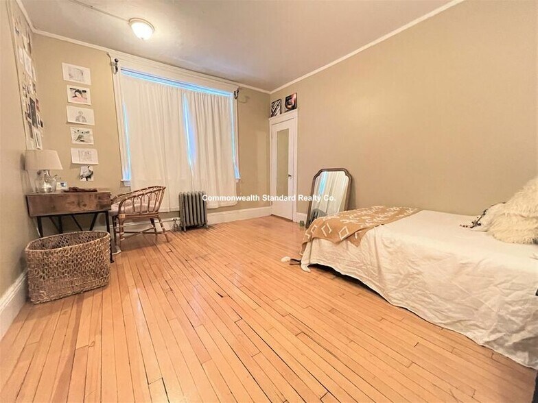 Building Photo - 72 Egmont St