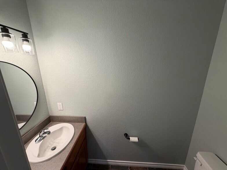 1/2 Bath - 421 W Thomas St