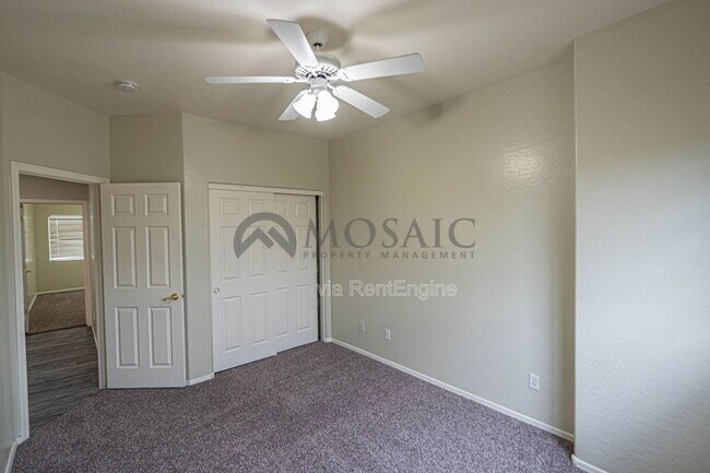 Building Photo - 883 E Powell Way