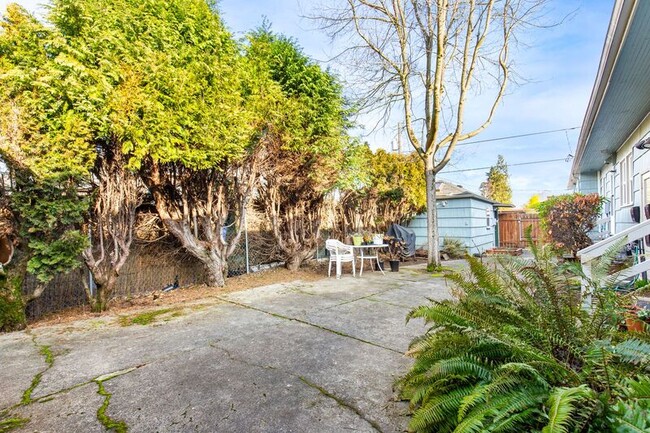 Building Photo - 931 NE Alberta St