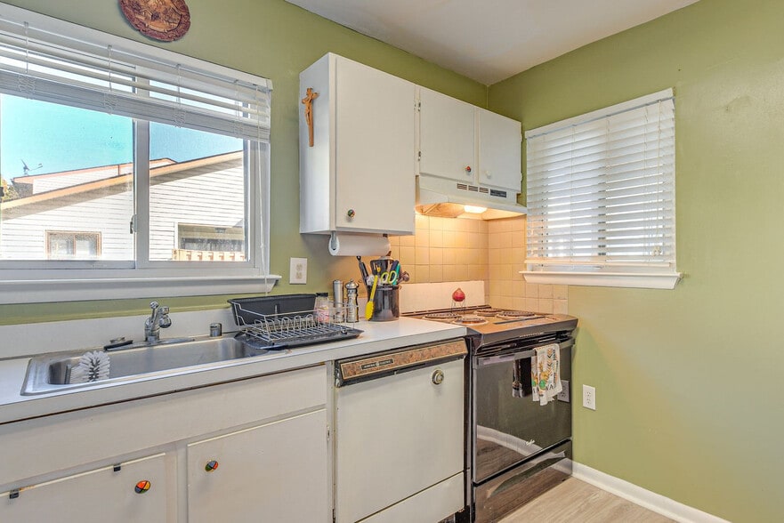 Building Photo - 8406 Mina Loma Ct