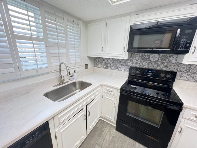 Building Photo - Stunning and Spacious 2 Bedroom, 2.5 Bath, Town Home With Sunroom and Deck!