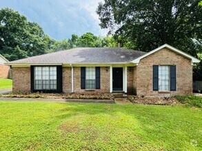 Building Photo - 3- Bedroom Gem !!