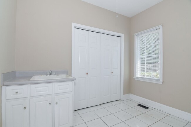 Building Photo - Large 3 Story Home in Evans!